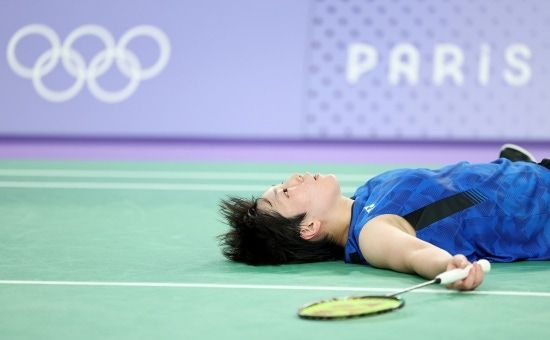 일본 여자 배드민턴의 에이스 야마구치 아카네(세계랭킹 3위)의 기권에 일본 팬들도 충격에 빠졌다. 세계랭킹 1위 안세영, 2위 왕즈이 등과 함께 이번 대회 우승 후보로 꼽혔던 야마구치가 일정을 모두 소화하지도 못하고 경기 도중 기권을 선언한 것이 팬들에게 적지 않은 충격을 주고 있다. 야마구치를 비롯해 이번 말레이시아 오픈(슈퍼 1000) 여자 단식에서 체력 문제로 기권하는 선수들이 연달아 나오자 팬들은 무리하게 대회 일정을 잡은 세계배드민턴연맹(BWF)에게 화살을 돌리는 중이다. 사진 연합뉴스