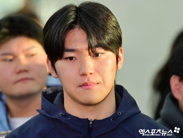 한국 야구 대표팀이 2026 WBC(월드베이스볼클래식) 대비 1차 캠프를 위해 9일 오전 인천국제공항을 통해 사이판으로 출국했다. 출국 전 인터뷰하는 김도영. 인천공항, 김한준 기자