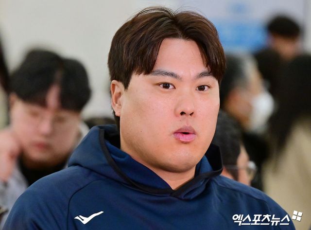한국 야구 대표팀이 2026 WBC(월드베이스볼클래식) 대비 1차 캠프를 위해 9일 오전 인천국제공항을 통해 사이판으로 출국했다. 출국 전 인터뷰하는 류현진. 인천공항, 김한준 기자