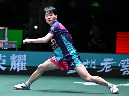 장우진은 9일(한국시간) 카타르 도하에서 열린 2026 월드테이블테니스(WTT) 챔피언스 도하 남자단식 16강에서 도가미 슌스케를 게임스코어 3-1로 눌렀다. 장우진은 전날 32강 첫 판에서 프랑스가 자랑하는 '탁구 천재 형제' 중 형인 알렉시스 르브렁을 맞아 혈투 끝에 게임스코어 3-2로 이기고 16강에 올랐다. 장우진은 생애 처음으로 알렉시스 르브렁을 따돌렸다. 이어 최근 남자탁구에서 실력이 급성장하고 있는 일본에서 꾸준히 활약하고 있는 도가미까지 제압하면서 신바람을 냈다. WTT 챔피언스는 WTT 시리즈 중 그랜드스매시 다음으로 등급이 높다. 부상자를 제외하면 국제탁구연맹(ITTF) 상위 랭커들이 거의 대부분 출전한다. 연합뉴스