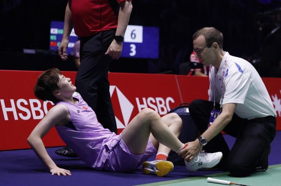 BWF 홈페이지는 9일 오후 11시 천위페이의 말레이시아 오픈 기권을 공식 발표했다. 안세영은 10일 오전 11시 말레이시아 쿠알라룸푸르의 악시아타 아레나에서 4위 천위페이와 BWF 말레이시아 오픈(슈퍼 1000) 준결승을 치르기로 돼 있었다. 안세영은 9일 여자단식 8강에서 덴마크의 리네 케어스펠트(세계랭킹 26위)를 맞아 게임스코어 2-0(21-8 21-9) 완승을 거두고 4강 티켓을 따냈다. 천위페이는 같은 날 8강에서 세계랭킹 7위인 라차녹 인타논을 게임스코어 2-0으로 이겼다. 그러다보니 둘의 대결이 결승전 못지 않은 화제를 모았다. 천위페이는 3경기를 모두 2-0 완승으로 챙기며 쾌조의 컨디션을 알리는 듯 했다. 하지만 준결승 12시간 앞두고 천위페이가 기권했다. 연합뉴스