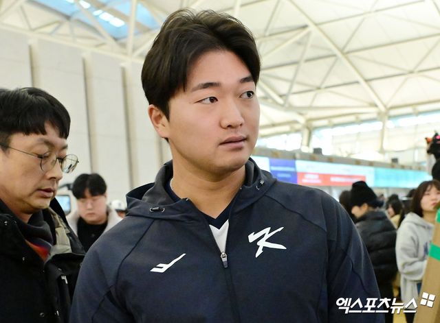 한국 야구 대표팀이 2026 WBC(월드베이스볼클래식) 대비 1차 캠프를 위해 9일 오전 인천국제공항을 통해 사이판으로 출국했다. 고우석이 인터뷰 장소로 이동하고 있다. 인천공항, 김한준 기자