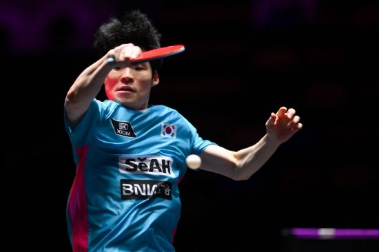 장우진은 9일(한국시간) 카타르 도하에서 열린 2026 월드테이블테니스(WTT) 챔피언스 도하 남자단식 16강에서 도가미 슌스케를 게임스코어 3-1로 눌렀다. 장우진은 전날 32강 첫 판에서 프랑스가 자랑하는 '탁구 천재 형제' 중 형인 알렉시스 르브렁을 맞아 혈투 끝에 게임스코어 3-2로 이기고 16강에 올랐다. 장우진은 생애 처음으로 알렉시스 르브렁을 따돌렸다. 이어 최근 남자탁구에서 실력이 급성장하고 있는 일본에서 꾸준히 활약하고 있는 도가미까지 제압하면서 신바람을 냈다. WTT 챔피언스는 WTT 시리즈 중 그랜드스매시 다음으로 등급이 높다. 부상자를 제외하면 국제탁구연맹(ITTF) 상위 랭커들이 거의 대부분 출전한다. 연합뉴스