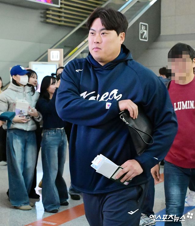 한국 야구 대표팀이 2026 WBC(월드베이스볼클래식) 대비 1차 캠프를 위해 9일 오전 인천국제공항을 통해 사이판으로 출국했다. 출국장으로 향하는 류현진. 인천공항, 김한준 기자
