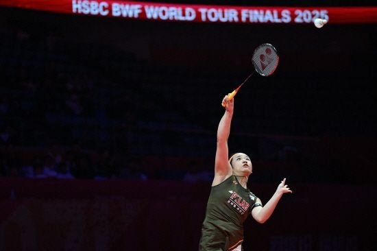 배드민턴 여자단식 세계 1위 안세영은 9일 말레이시아 쿠알라룸푸르 악시아타 아레나에서 열린 대회 나흘 째 여자단식 8강에서 덴마크의 리네 케어스펠트(세계랭킹 26위)를 맞아 게임스코어 2-0 완승을 거두고 4강 티켓을 따냈다. 안세영은 이번 승리로 지난해 9월 코리아 오픈(슈퍼 500) 결승에서 야마구치 아카네(일본·세계 3위)에 패한 이후 BWF 국제대회 23경기 연속 승리에 성공했다. 말레이시아 오픈 3연패에도 한 걸음 더 다가섰다. 연합뉴스