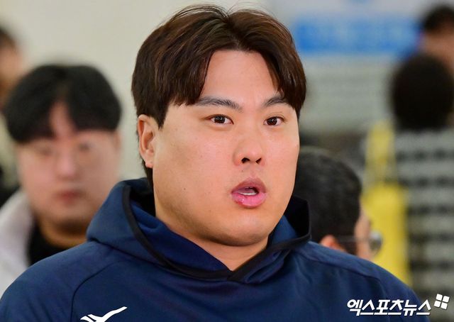 한국 야구 대표팀이 2026 WBC(월드베이스볼클래식) 대비 1차 캠프를 위해 9일 오전 인천국제공항을 통해 사이판으로 출국했다. 출국 전 인터뷰하는 류현진. 인천공항, 김한준 기자