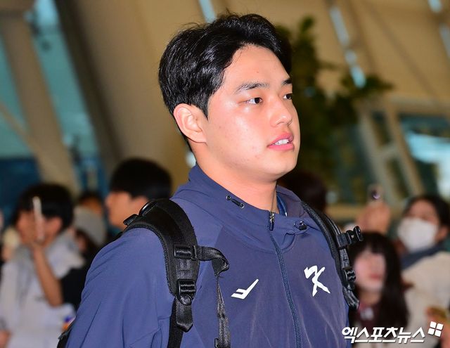 한국 야구 대표팀이 2026 WBC(월드베이스볼클래식) 대비 1차 캠프를 위해 9일 오전 인천국제공항을 통해 사이판으로 출국했다. 출국장으로 향하는 문동주. 인천공항, 김한준 기자