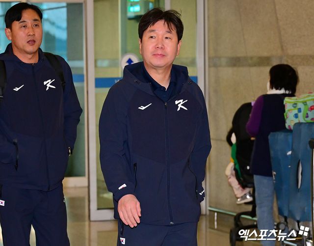 한국 야구 대표팀이 2026 WBC(월드베이스볼클래식) 대비 1차 캠프를 위해 9일 오전 인천국제공항을 통해 사이판으로 출국했다. 출국장으로 향하는 류지현 감독. 인천공항, 김한준 기자