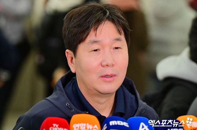 한국 야구 대표팀이 2026 WBC(월드베이스볼클래식) 대비 1차 캠프를 위해 9일 오전 인천국제공항을 통해 사이판으로 출국했다. 출국 전 인터뷰하는 류지현 감독. 인천공항, 김한준 기자