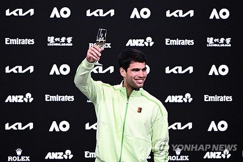 22세의 '테니스 천재' 카를로스 알카라스(스페인)가 '살아있는 전설' 노박 조코비치(38·세르비아)를 무너뜨리고 테니스 역사를 새로 썼다. 2026 호주오픈 테니스 대회 남자 단식 결승에서 조코비치를 3-1(2-6, 6-2, 6-3, 7-5)로 제압하고 우승 트로피를 들어 올렸다. 이로써 알카라스는 프랑스오픈(2024, 2025), 윔블던(2023, 2024), US오픈(2022, 2025)에 이어 마지막 퍼즐이었던 호주오픈까지 정복하며 4대 메이저 대회를 모두 제패하는 '커리어 그랜드슬램'을 달성했다. 연합뉴스