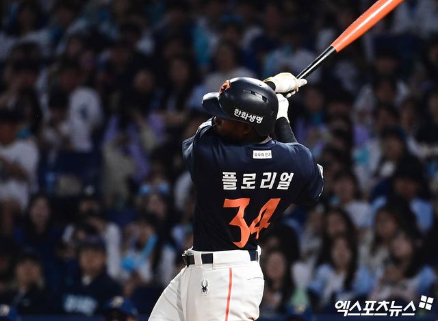 과거 KIA 타이거즈에서 몸담았던 소크라테스 브리토와 전 한화 이글스 에스테반 플로리얼이 남미 국가대항 프로야구 대회인 '캐리비안 시리즈'에서 맞붙게 됐다. 엑스포츠뉴스 DB