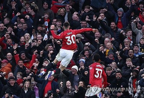 구단 레전드 마이클 캐릭을 임시 감독으로 앉힌 맨체스터 유나이티드가 올드 트래퍼드를 열광의 도가니로 만들었다. 후반 추가시간에 터진 베냐민 세슈코의 결승골에 힘입어 풀럼을 꺾고 파죽의 리그 3연승을 질주했다. 3연승을&nbsp;달린 맨유는 후벵 아모림 전 감독 체제에서 기록했던 최다 연승 기록과 타이를 이뤘다. 연합뉴스