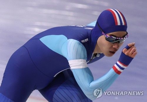 음주운전 파문으로 자격 정지 징계를 받았던 스피드스케이팅 간판 김민석이 끝내 태극마크를 반납하고 헝가리 국적을 취득했다. 김민석의 결정에 일각에서 대한민국 스포츠계를 우롱한 처사라는 비판이 쏟아지고 있다. 연합뉴스