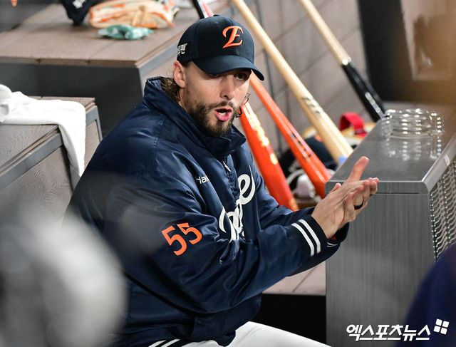 현지 매체 '스포츠일러스트레이티드(SI)'가 '2026시즌을 앞둔 휴스턴의 주요 영입 순위'에서 와이스를 4위로 발표했다. 매체는 '우투수 와이스는 최근 두 시즌을 해외에서 보낸 뒤, 지난해 12월 휴스턴과 계약하며 빅리그 커리어를 시작할 준비를 마쳤다. 그는 올 시즌 휴스턴의 선발 로테이션에서 가치 있는 전력이 될 가능성이 크다'고 내다봤다. 엑스포츠뉴스 DB