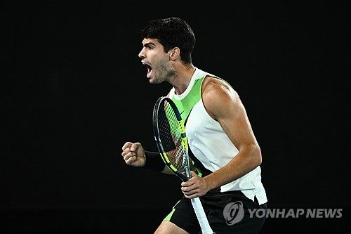22세의 '테니스 천재' 카를로스 알카라스(스페인)가 '살아있는 전설' 노박 조코비치(38·세르비아)를 무너뜨리고 테니스 역사를 새로 썼다. 2026 호주오픈 테니스 대회 남자 단식 결승에서 조코비치를 3-1(2-6, 6-2, 6-3, 7-5)로 제압하고 우승 트로피를 들어 올렸다. 이로써 알카라스는 프랑스오픈(2024, 2025), 윔블던(2023, 2024), US오픈(2022, 2025)에 이어 마지막 퍼즐이었던 호주오픈까지 정복하며 4대 메이저 대회를 모두 제패하는 '커리어 그랜드슬램'을 달성했다. 연합뉴스