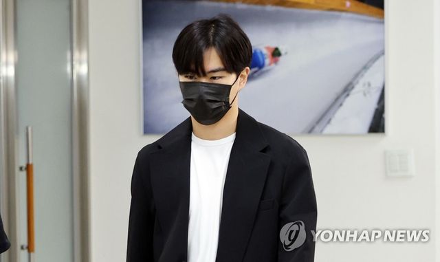 음주운전 파문으로 자격 정지 징계를 받았던 스피드스케이팅 간판 김민석이 끝내 태극마크를 반납하고 헝가리 국적을 취득했다. 김민석의 결정에 일각에서 대한민국 스포츠계를 우롱한 처사라는 비판이 쏟아지고 있다. 연합뉴스