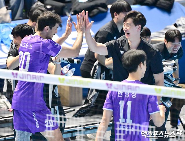 박철우 감독 대행이 이끄는 남자 프로배구 우리카드가 10일 인천 계양체육관에서 열린 진에어 2025-2026 V리그 남자부 5라운드 대한항공과의 원정 경기에서 승리, 2연승을 질주했다. 사진 김한준 기자