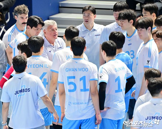 헤난 달 조토 감독이 이끄는 남자 프로배구 대한항공이 10일 인천 계양체육관에서 열린 진에어 2025-2026 V리그 홈 경기에서 역전패를 당했다. 사진 김한준 기자