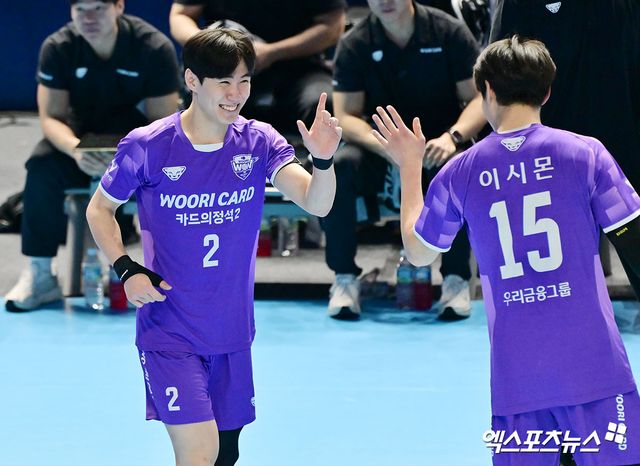 남자 프로배구 우리카드의 한태준(왼쪽)이 10일 인천 계양체육관에서 열린 진에어 2025-2026 V리그 남자부 5라운드 대한항공과의 원정 경기에서 블로킹을 기록한 뒤 이시몬과 기뻐하는 모습. 사진 김한준 기자