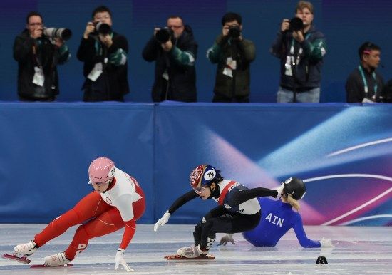 대한민국 쇼트트랙 국가대표팀은 10일(현지시간) 이탈리아 밀라노 아이스 스케이팅 아레나에서 열린 2026 밀라노·코르티나담페초 동계올림픽 쇼트트랙 남자 1000m 예선과 여자 500m 예선에 출전했다. 이날 예선에 나선 남자부의 임종언(고양시청), 신동민(화성시청), 그리고 황대헌(강원도청) 모두 조 2위 안에 들면서 남자 1000m 준준결승 진출에 성공했다. 여자부의 김길리와 최민정(이상 성남시청)도 조 2위에 올라 여자 500m 준준결승에 올라갔고 이소연(스포츠토토)은 3위를 차지한 선수들 중 기록이 가장 좋은 4위에 포함돼 준준결승행 진출 자격을 얻었다. 연합뉴스