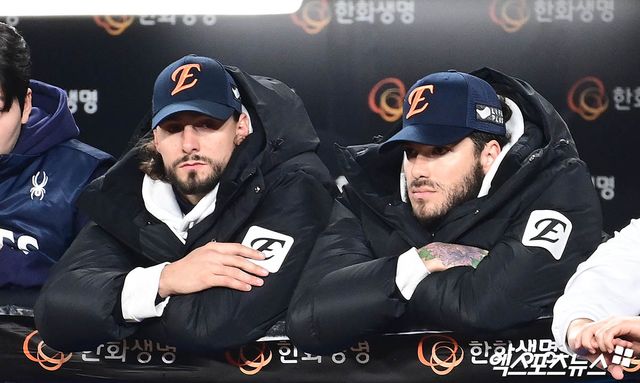 한화 이글스 출신 외국인 투수 라이언 와이스가 휴스턴 애스트로스의 2026시즌 예상 선발 로테이션에 포함되지 않았다. 다만 아직 희망을 접기에는 이르다. MLB닷컴은 '휴스턴은 시즌 초반 6인 선발 로테이션을 운용할 가능성이 크다. 마지막 몇 자리를 놓고 맥컬러스, 아리게티를 비롯해 와이스, 콜튼 고든, A.J. 블루보, 네이트 피어슨 등이 치열한 경쟁을 벌일 전망'이라고 설명했다. 엑스포츠뉴스 DB