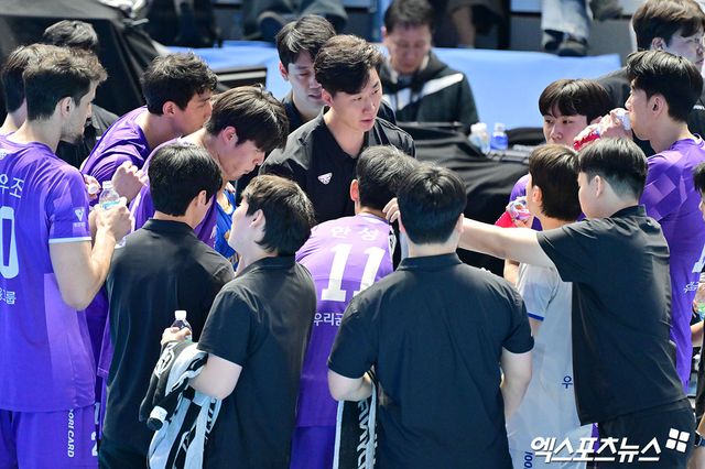 박철우 감독 대행이 이끄는 남자 프로배구 우리카드가 10일 인천 계양체육관에서 열린 진에어 2025-2026 V리그 남자부 5라운드 대한항공과의 원정 경기에서 승리, 2연승을 질주했다. 사진 김한준 기자