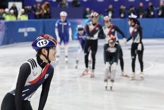 한국 쇼트트랙이 4년 전 베이징에서의 악몽을 날리고 혼성 2000m 계주에서 사상 첫 올림픽 준결승 진출에 성공했다. 한국은 10일 이탈리아 밀라노 아이스스케이팅 아레나에서 열린 2026 밀라노·코르티나담페초 동계올림픽 혼성 2000m 계주 준결승 2조에서 2분39초37로 결승선에 들어와 1위를 차지했다. 미국이 2분43초894를 찍으면서 2위로 들어왔다. 프랑스는 일본에 레이스 방해를 받아 어드밴스로 통과했다. 한국은 직전 대회인 2022 베이징 올림픽에선 준준결승에서 넘어져 초반 탈락한 아픈 기억을 갖고 있다. 이번엔 달랐다. 선수가 넘어지는 일 없이 좋은 성적으로 결승선을 통과했다. 준결승 조편성도 좋아 한국은 캐나다, 미국, 벨기에와 결승행을 겨룬다. 연합뉴스