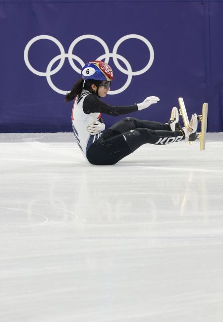 대한민국 쇼트트랙이 2026 밀라노·코르티나 동계올림픽 혼성 2000m 계주에서 결승 진출에 실패했다. 너무 불운하고 억울한 레이스가 됐다. 한국은 10일 이탈리아 밀라노 아이스스케이팅 아레나에서 열린 2026 밀라노·코르티나담페초 동계올림픽 혼성 2000m 계주 준결승 2조에서 2분46초554로 결승선에 들어와 3위를 차지했다. 한국은 정상 레이스를 펼쳤으나 미국이 넘어지면서 같이 달리던 김길리가 피해를 봤다. 김길리가 3위 자리였기 때문에 어드밴스를 받지 못했다. 한국은 파이널B에서 2위를 차지했다. 연합뉴스