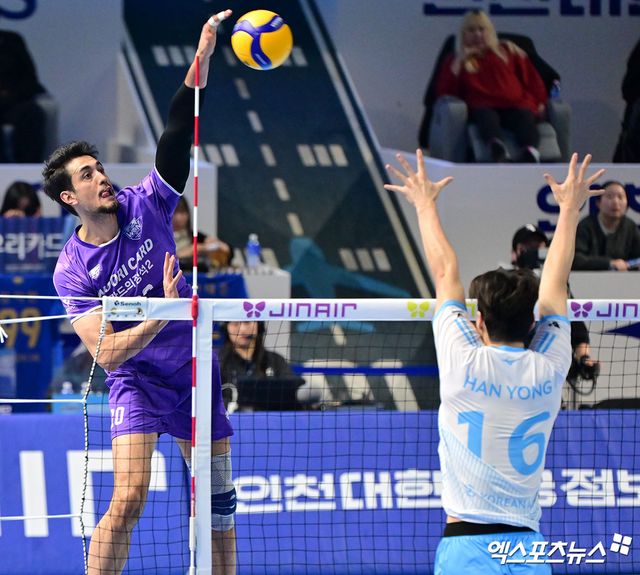 남자 프로배구 우리카드의 아라우조(왼쪽)가 10일 인천 계양체육관에서 열린 진에어 2025-2026 V리그 남자부 5라운드 대한항공과의 원정 경기에서 팀 역전승을 이끌었다. 사진 김한준 기자