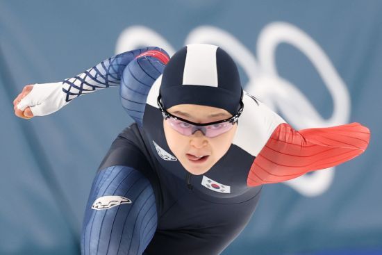 한국 빙속 여자 단거리 국가대표 이나현(한국체육대)과 김민선(의정부시청)은 9일(현지시간) 이탈리아 밀라노 스피드스케이팅 스타디움에서 열린 2026 밀라노·코르티나담페초 동계올림픽 스피드스케이팅 여자 1000m 결선에 참가해 각각 9위와 18위를 기록했다. 두 선수 모두 자신의 주 종목인 여자 500m를 앞두고 이날 빙질과 컨디션 점검에 초점을 맞췄다. 여자 500m 경기는 한국시간으로 오는 16일 오전 1시에 열린다. 연합뉴스