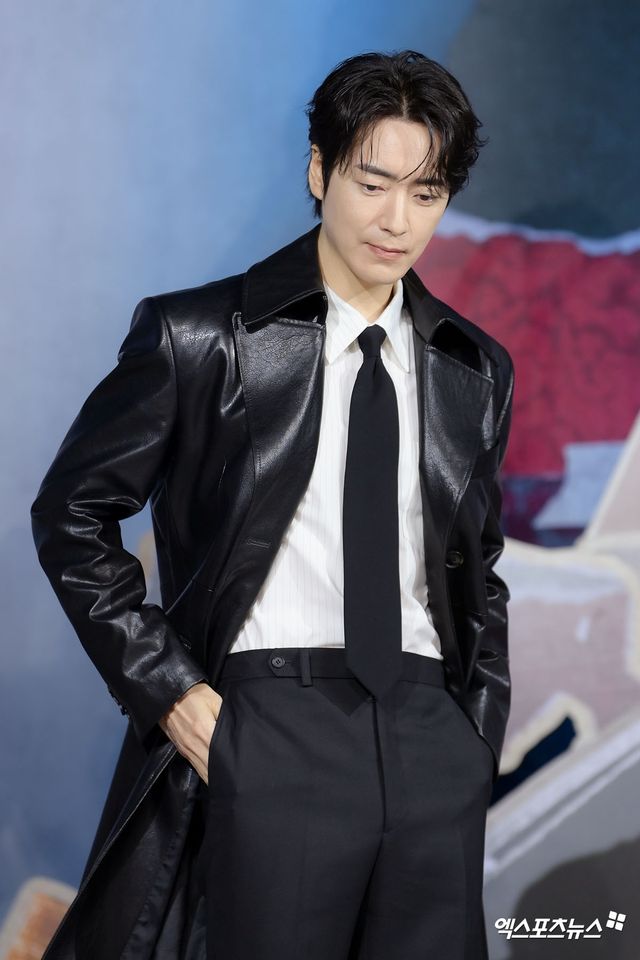 분위기 완전 느와르