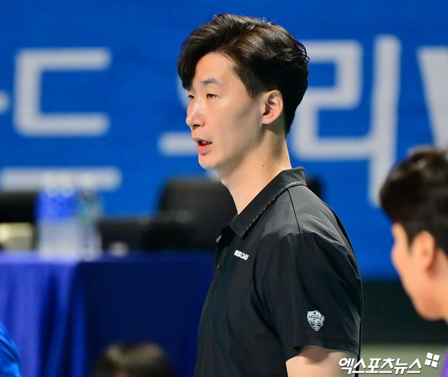 박철우 감독 대행이 이끄는 우리카드가 인천 계양체육관에서 열리는 진에어 2025-2026 V리그 남자부 5라운드 대한항공과의 원정 경기에서 연승을 노린다. 사진 엑스포츠뉴스 DB