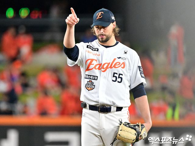 한화 이글스 출신 외국인 투수 라이언 와이스가 휴스턴 애스트로스의 2026시즌 예상 선발 로테이션에 포함되지 않았다. 다만 아직 희망을 접기에는 이르다. MLB닷컴은 '휴스턴은 시즌 초반 6인 선발 로테이션을 운용할 가능성이 크다. 마지막 몇 자리를 놓고 맥컬러스, 아리게티를 비롯해 와이스, 콜튼 고든, A.J. 블루보, 네이트 피어슨 등이 치열한 경쟁을 벌일 전망'이라고 설명했다. 엑스포츠뉴스 DB