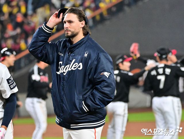 한화 이글스 출신 외국인 투수 라이언 와이스가 휴스턴 애스트로스의 2026시즌 예상 선발 로테이션에 포함되지 않았다. 다만 아직 희망을 접기에는 이르다. MLB닷컴은 '휴스턴은 시즌 초반 6인 선발 로테이션을 운용할 가능성이 크다. 마지막 몇 자리를 놓고 맥컬러스, 아리게티를 비롯해 와이스, 콜튼 고든, A.J. 블루보, 네이트 피어슨 등이 치열한 경쟁을 벌일 전망'이라고 설명했다. 엑스포츠뉴스 DB