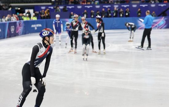 한국 쇼트트랙이 4년 전 베이징에서의 악몽을 날리고 혼성 2000m 계주에서 사상 첫 올림픽 준결승 진출에 성공했다. 한국은 10일 이탈리아 밀라노 아이스스케이팅 아레나에서 열린 2026 밀라노·코르티나담페초 동계올림픽 혼성 2000m 계주 준결승 2조에서 2분39초37로 결승선에 들어와 1위를 차지했다. 미국이 2분43초894를 찍으면서 2위로 들어왔다. 프랑스는 일본에 레이스 방해를 받아 어드밴스로 통과했다. 한국은 직전 대회인 2022 베이징 올림픽에선 준준결승에서 넘어져 초반 탈락한 아픈 기억을 갖고 있다. 이번엔 달랐다. 선수가 넘어지는 일 없이 좋은 성적으로 결승선을 통과했다. 준결승 조편성도 좋아 한국은 캐나다, 미국, 벨기에와 결승행을 겨룬다. 연합뉴스