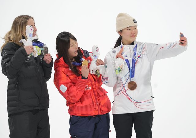 유승은(오른쪽)이 10일(한국시간) 이탈리아 리비뇨 스노우 파크에서 열린 2026 밀라노·코르티나담페초 동계 올림픽 스노보드 여자 빅에어 결선에서 동메달을 획득했다. 사진 연합뉴스