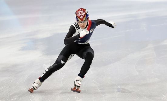 한국 쇼트트랙이 4년 전 베이징에서의 악몽을 날리고 혼성 2000m 계주에서 사상 첫 올림픽 준결승 진출에 성공했다. 한국은 10일 이탈리아 밀라노 아이스스케이팅 아레나에서 열린 2026 밀라노·코르티나담페초 동계올림픽 혼성 2000m 계주 준결승 2조에서 2분39초37로 결승선에 들어와 1위를 차지했다. 미국이 2분43초894를 찍으면서 2위로 들어왔다. 프랑스는 일본에 레이스 방해를 받아 어드밴스로 통과했다. 한국은 직전 대회인 2022 베이징 올림픽에선 준준결승에서 넘어져 초반 탈락한 아픈 기억을 갖고 있다. 이번엔 달랐다. 선수가 넘어지는 일 없이 좋은 성적으로 결승선을 통과했다. 준결승 조편성도 좋아 한국은 캐나다, 미국, 벨기에와 결승행을 겨룬다. 연합뉴스