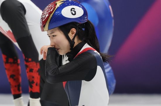 대한민국 쇼트트랙이 2026 밀라노·코르티나 동계올림픽 혼성 2000m 계주에서 결승 진출에 실패했다. 너무 불운하고 억울한 레이스가 됐다. 한국은 10일 이탈리아 밀라노 아이스스케이팅 아레나에서 열린 2026 밀라노·코르티나담페초 동계올림픽 혼성 2000m 계주 준결승 2조에서 2분46초554로 결승선에 들어와 3위를 차지했다. 한국은 정상 레이스를 펼쳤으나 미국이 넘어지면서 같이 달리던 김길리가 피해를 봤다. 김길리가 3위 자리였기 때문에 어드밴스를 받지 못했다. 한국은 파이널B에서 2위를 차지했다. 연합뉴스