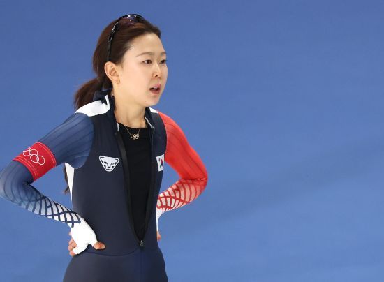 한국 빙속 여자 단거리 국가대표 이나현(한국체육대)과 김민선(의정부시청)은 9일(현지시간) 이탈리아 밀라노 스피드스케이팅 스타디움에서 열린 2026 밀라노·코르티나담페초 동계올림픽 스피드스케이팅 여자 1000m 결선에 참가해 각각 9위와 18위를 기록했다. 두 선수 모두 자신의 주 종목인 여자 500m를 앞두고 이날 빙질과 컨디션 점검에 초점을 맞췄다. 여자 500m 경기는 한국시간으로 오는 16일 오전 1시에 열린다. 연합뉴스