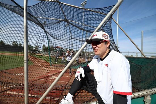 LG 트윈스 베테랑 포수 박동원이 초심으로 돌아가 2026시즌을 준비하고 있다. 그는 이번 소속팀 1차 스프링캠프에서 송구, 블로킹 등 기본기 훈련에 집중하고 있다. LG 트윈스