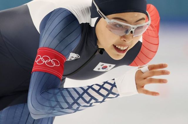 한국 빙속 여자 단거리 국가대표 이나현(한국체육대)과 김민선(의정부시청)은 9일(현지시간) 이탈리아 밀라노 스피드스케이팅 스타디움에서 열린 2026 밀라노·코르티나담페초 동계올림픽 스피드스케이팅 여자 1000m 결선에 참가해 각각 9위와 18위를 기록했다. 두 선수 모두 자신의 주 종목인 여자 500m를 앞두고 이날 빙질과 컨디션 점검에 초점을 맞췄다. 여자 500m 경기는 한국시간으로 오는 16일 오전 1시에 열린다. 연합뉴스