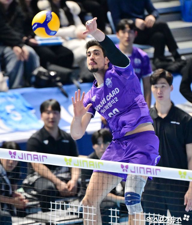 남자 프로배구 우리카드의 아라우조가 10일 인천 계양체육관에서 열린 진에어 2025-2026 V리그 남자부 5라운드 대한항공과의 원정 경기에서 팀 역전승을 이끌었다. 사진 김한준 기자