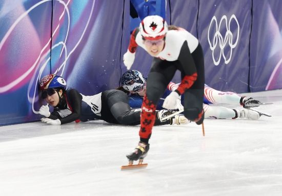 대한민국 쇼트트랙이 2026 밀라노·코르티나 동계올림픽 혼성 2000m 계주에서 결승 진출에 실패했다. 너무 불운하고 억울한 레이스가 됐다. 한국은 10일 이탈리아 밀라노 아이스스케이팅 아레나에서 열린 2026 밀라노·코르티나담페초 동계올림픽 혼성 2000m 계주 준결승 2조에서 2분46초554로 결승선에 들어와 3위를 차지했다. 한국은 정상 레이스를 펼쳤으나 미국이 넘어지면서 같이 달리던 김길리가 피해를 봤다. 김길리가 3위 자리였기 때문에 어드밴스를 받지 못했다. 한국은 파이널B에서 2위를 차지했다. 연합뉴스