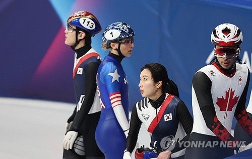 김길리는 10일(현지시간) 이탈리아 밀라노 아이스 스케이팅 아레나에서 열린 2026 밀라노·코르티나담페초 동계올림픽 쇼트트랙 혼성 2000m 계주 준결승에서 부상을 입었다. 이날 김길리는 레이스 도중 넘어지던 미국 여자부 에이스 코린 스토더드와 충돌했다. 경기가 끝난 후 한국 쇼트트랙 대표팀의 김민정 코치는 김길리의 팔이 많이 까져서 출혈이 발생했다고 밝혔다. 다행히 김길리는 큰 부상을 피하면서 다가오는 개인전 등에 출전하는 지장이 없을 것으로 예상되고 있다. 연합뉴스