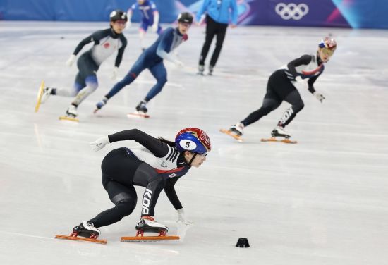 한국 쇼트트랙이 4년 전 베이징에서의 악몽을 날리고 혼성 2000m 계주에서 사상 첫 올림픽 준결승 진출에 성공했다. 한국은 10일 이탈리아 밀라노 아이스스케이팅 아레나에서 열린 2026 밀라노·코르티나담페초 동계올림픽 혼성 2000m 계주 준결승 2조에서 2분39초37로 결승선에 들어와 1위를 차지했다. 미국이 2분43초894를 찍으면서 2위로 들어왔다. 프랑스는 일본에 레이스 방해를 받아 어드밴스로 통과했다. 한국은 직전 대회인 2022 베이징 올림픽에선 준준결승에서 넘어져 초반 탈락한 아픈 기억을 갖고 있다. 이번엔 달랐다. 선수가 넘어지는 일 없이 좋은 성적으로 결승선을 통과했다. 준결승 조편성도 좋아 한국은 캐나다, 미국, 벨기에와 결승행을 겨룬다. 연합뉴스