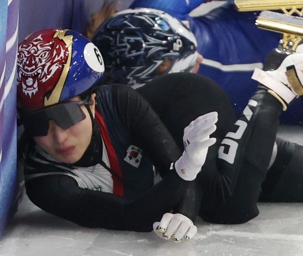 대한민국 쇼트트랙이 2026 밀라노·코르티나 동계올림픽 혼성 2000m 계주에서 결승 진출에 실패했다. 너무 불운하고 억울한 레이스가 됐다. 한국은 10일 이탈리아 밀라노 아이스스케이팅 아레나에서 열린 2026 밀라노·코르티나담페초 동계올림픽 혼성 2000m 계주 준결승 2조에서 2분46초554로 결승선에 들어와 3위를 차지했다. 한국은 정상 레이스를 펼쳤으나 미국이 넘어지면서 같이 달리던 김길리가 피해를 봤다. 김길리가 3위 자리였기 때문에 어드밴스를 받지 못했다. 한국은 파이널B에서 2위를 차지했다. 연합뉴스
