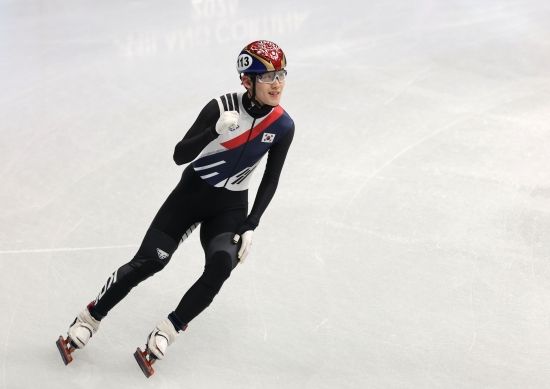 한국 쇼트트랙이 4년 전 베이징에서의 악몽을 날리고 혼성 2000m 계주에서 사상 첫 올림픽 준결승 진출에 성공했다. 한국은 10일 이탈리아 밀라노 아이스스케이팅 아레나에서 열린 2026 밀라노·코르티나담페초 동계올림픽 혼성 2000m 계주 준결승 2조에서 2분39초37로 결승선에 들어와 1위를 차지했다. 미국이 2분43초894를 찍으면서 2위로 들어왔다. 프랑스는 일본에 레이스 방해를 받아 어드밴스로 통과했다. 한국은 직전 대회인 2022 베이징 올림픽에선 준준결승에서 넘어져 초반 탈락한 아픈 기억을 갖고 있다. 이번엔 달랐다. 선수가 넘어지는 일 없이 좋은 성적으로 결승선을 통과했다. 준결승 조편성도 좋아 한국은 캐나다, 미국, 벨기에와 결승행을 겨룬다. 연합뉴스