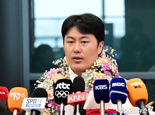 2026 밀라노·코르티나 동계올림픽 한국 선수단에 첫 메달을 안긴 김상겸이 10일 귀국했다. 김상겸은 지난 8일 이탈리아 리비뇨 스노파크에서 열린 대회 스노보드 남자 평행대회전에서 은메달을 거머쥐었다. 앞서 세 차례 올림픽에서 연이은 실패를 맛 본 터라 그의 메달 획득이 국민들에게 감동으로 다가왔다. 스노보드 선수 생활을 지속하기 위해 막노동까지 했던 그의 스토리와 37살 나이에도 선수 생활을 하는 그를 뒷바라지하는 아내까지 덩달아 화제가 됐다. 인천공항, 박지영 기자