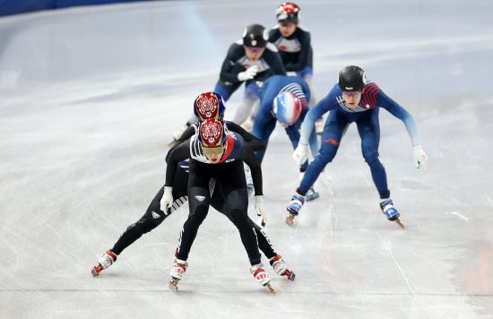 한국 쇼트트랙이 4년 전 베이징에서의 악몽을 날리고 혼성 2000m 계주에서 사상 첫 올림픽 준결승 진출에 성공했다. 한국은 10일 이탈리아 밀라노 아이스스케이팅 아레나에서 열린 2026 밀라노·코르티나담페초 동계올림픽 혼성 2000m 계주 준결승 2조에서 2분39초37로 결승선에 들어와 1위를 차지했다. 미국이 2분43초894를 찍으면서 2위로 들어왔다. 프랑스는 일본에 레이스 방해를 받아 어드밴스로 통과했다. 한국은 직전 대회인 2022 베이징 올림픽에선 준준결승에서 넘어져 초반 탈락한 아픈 기억을 갖고 있다. 이번엔 달랐다. 선수가 넘어지는 일 없이 좋은 성적으로 결승선을 통과했다. 준결승 조편성도 좋아 한국은 캐나다, 미국, 벨기에와 결승행을 겨룬다. 연합뉴스