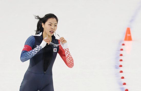 한국 빙속 여자 단거리 국가대표 이나현(한국체육대)과 김민선(의정부시청)은 9일(현지시간) 이탈리아 밀라노 스피드스케이팅 스타디움에서 열린 2026 밀라노·코르티나담페초 동계올림픽 스피드스케이팅 여자 1000m 결선에 참가해 각각 9위와 18위를 기록했다. 두 선수 모두 자신의 주 종목인 여자 500m를 앞두고 이날 빙질과 컨디션 점검에 초점을 맞췄다. 여자 500m 경기는 한국시간으로 오는 16일 오전 1시에 열린다. 연합뉴스